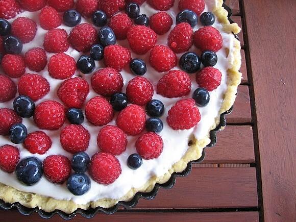Tarta z malinami i borówką amerykańską