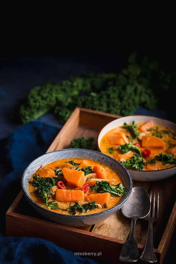 Curry z batatem i jarmużem z mlekiem kokosowym
