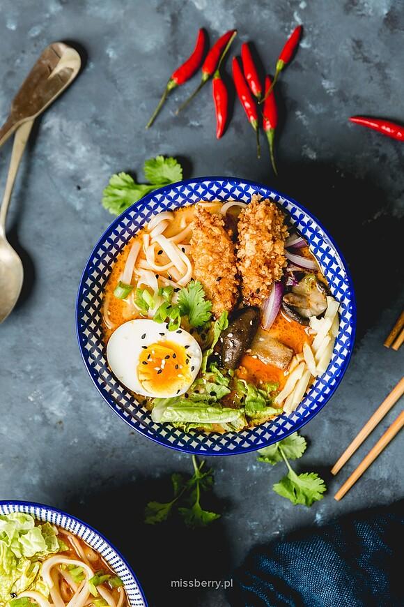 Curry ramen z aromatycznymi przyprawami