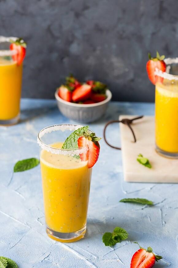 Koktajl mango z sokiem pomarańczowym i nasionami tajskiej bazylii