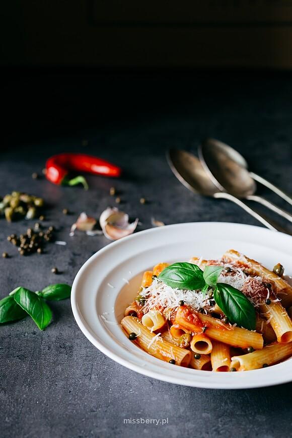 Penne z chili kaparami i zielonym pieprzem
