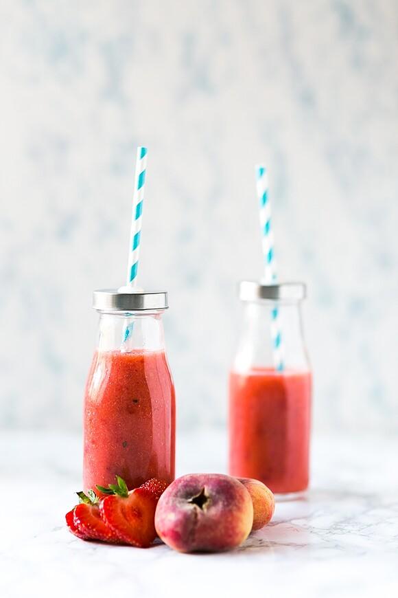 Smoothie z brzoskwini, truskawek i jabłka