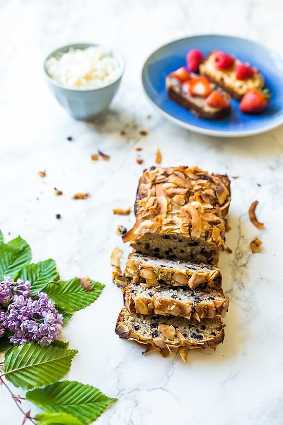 Chlebek bananowy z kokosem i jagodami