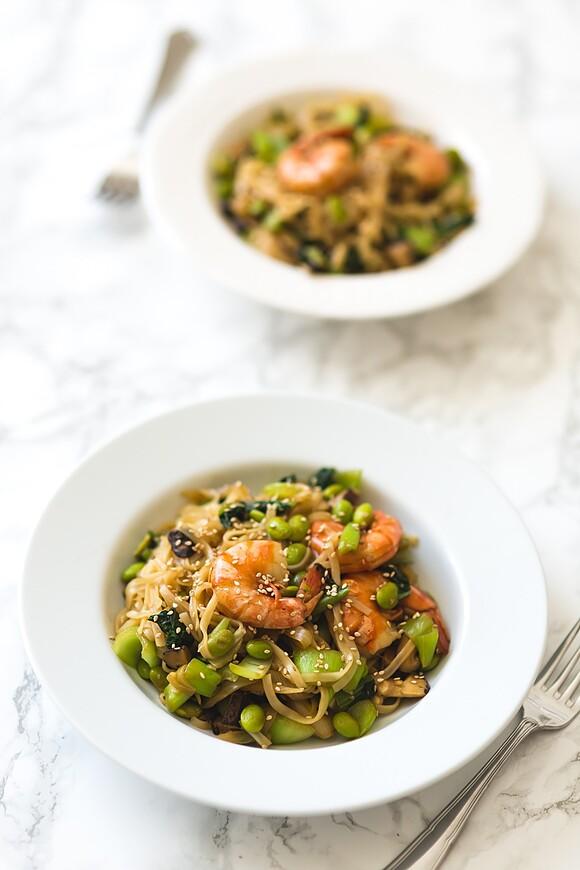 Makaron ryżowy z krewetkami, shiitake i pak choi