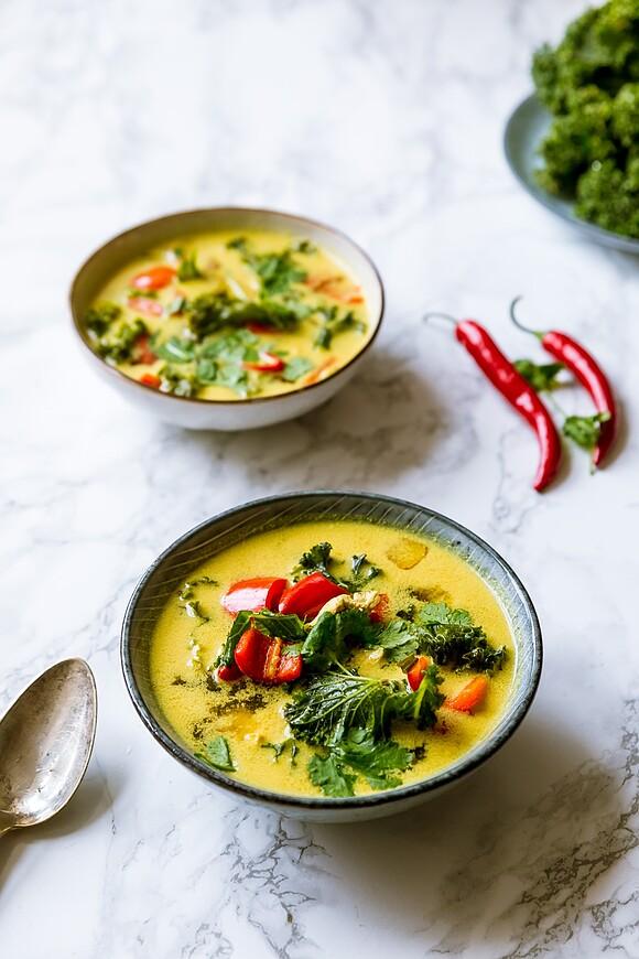 Zupa curry z kurczakiem, jarmużem i papryką