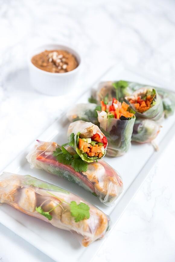 Summer Rolls z sosem orzechowo-imbirowym