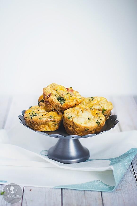Muffinki jajeczne z brokułami boczkiem i serem cheddar