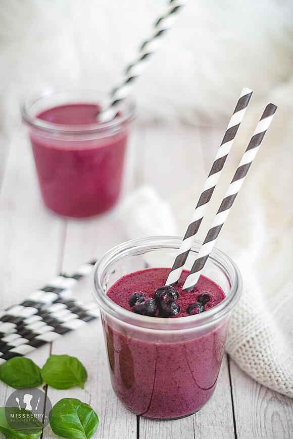 Jagodowe smoothie z mlekiem kokosowym