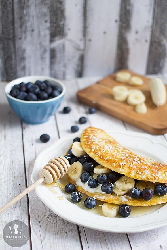 Kokosowy omlet z bananem i borówkami