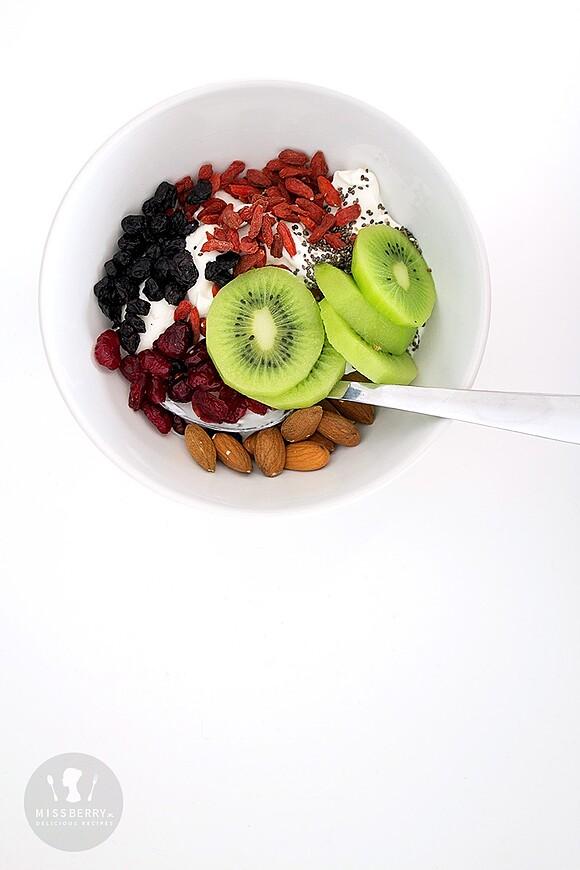 Jogurt naturalny z suszonymi owocami, orzechami i kiwi