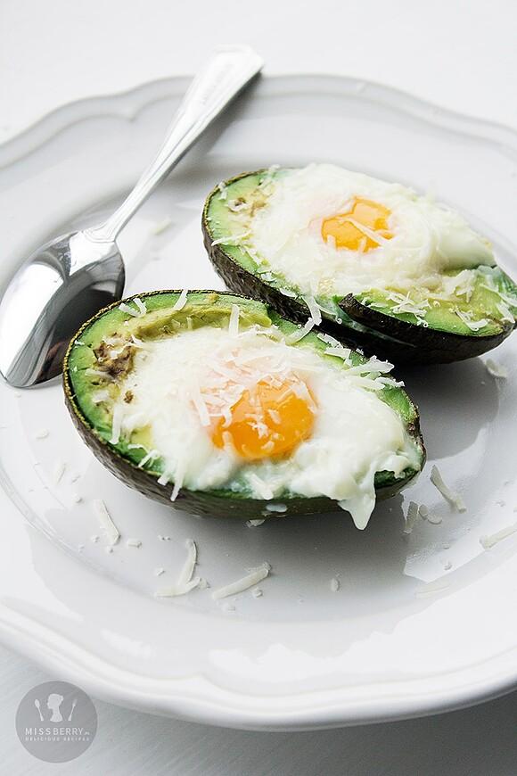 Awokado zapiekane z jajkiem i parmezanem