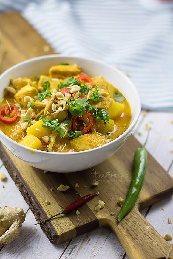 Massaman curry z kurczakiem i orzeszkami