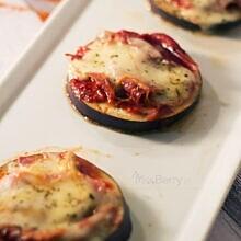 Mini pizze z bakłażana z mozzarellą i szynką parmeńską