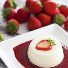 Paleo panna cotta z truskawkowym sosem
