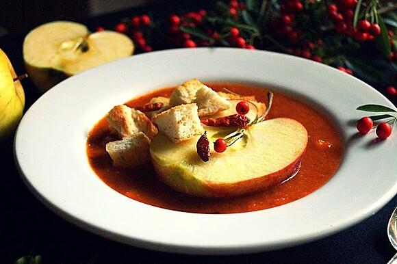 Wegański krem pomidorowy z jabłkiem i chili