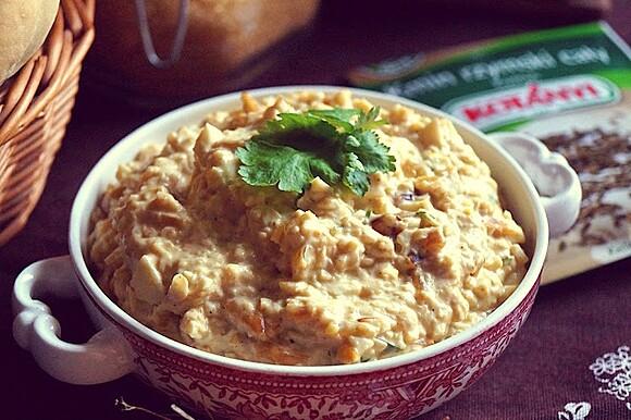 Pasta jajeczna z karmelizowaną cebulą kolendrą i kuminem
