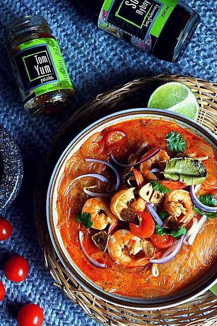 Tajska zupa Tom Yum z czosnkiem i krewetkami