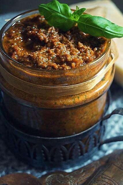 Pesto z suszonych pomidorów bazylii i orzechów włoskich