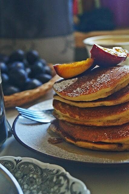 Bezglutenowe pancakes z mąki kukurydzianej ze smażoną śliwką