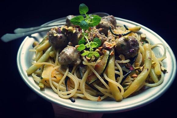 Letnie spaghetti z fasolką szparagową cukinią i kulkami mięsnymi