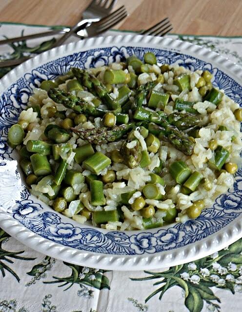 Kremowe risotto ze szparagami i groszkiem