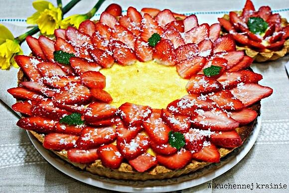 Tarta z truskawkami i śmietaną