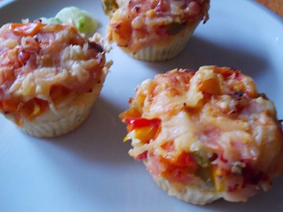 Muffinki pizzerinki z salami
