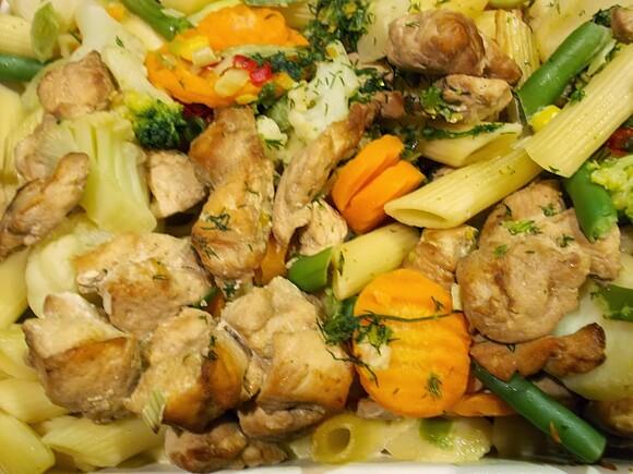 Penne z kurczakiem i warzywami w sosie koperkowym