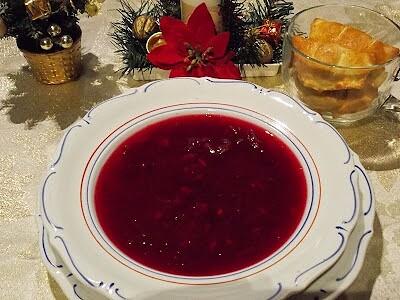 Barszcz postny z pierogami drożdżowymi i farszem grzybowym