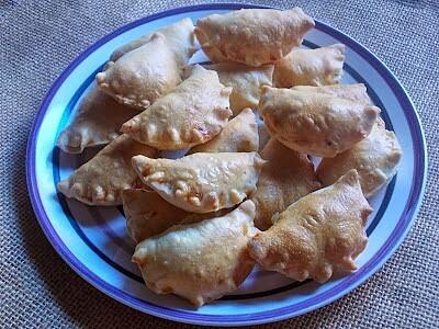 Pieczone drożdżowe pierożki z ziemniakami i serem