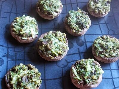 Pieczarkowe kapelusze nadziewane kabanosem, pesto i serem