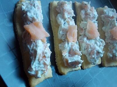 Mini kanapeczki z pastą serową łososiem i bazylią