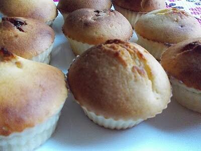 Maślankowe muffinki z czereśniową konfiturą i kokosem