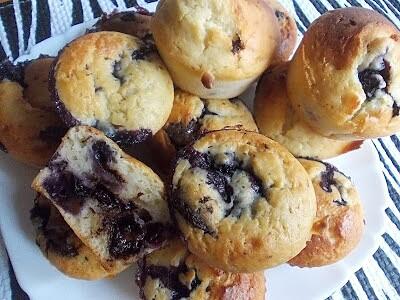 Muffinki serowo-kefirowe z czekoladą i borówkami