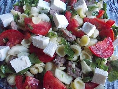 Sałatka obiadowa z makaronem i serem feta