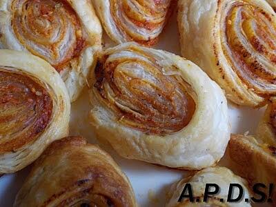 Ciastka francuskie z pastą pomidorową
