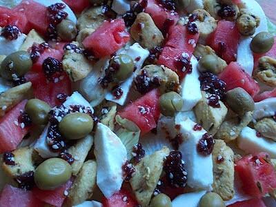 Sałatka z arbuzem, kurczakiem i mozzarellą