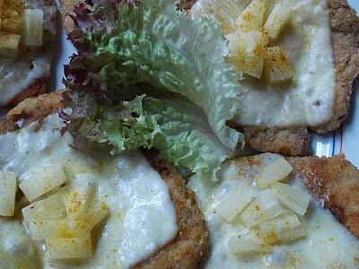 Schabowy z ananasem, serem i curry