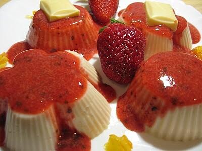 Panna cotta z białą czekoladą i truskawkami