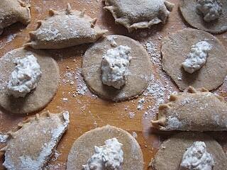 Pierogi z mąki razowej z kaszą gryczaną twarogiem i słonecznikiem