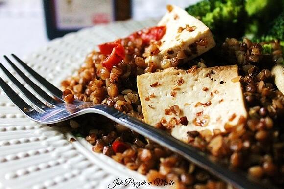 Rozgrzewająca kasza gryczana z papryką chilli, tofu i brokułami