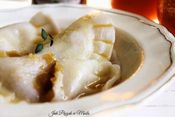 Pierogi z konfiturą pigwową i sosem pomarańczowym