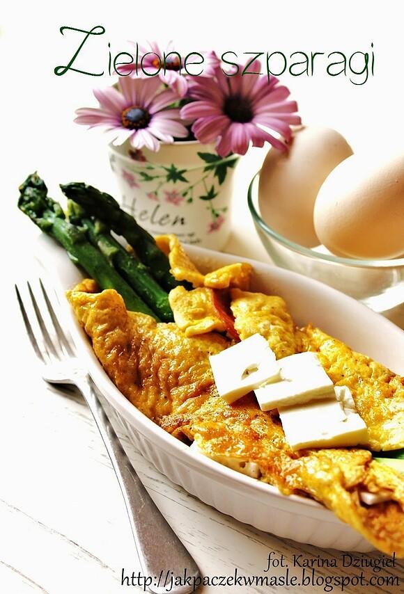 Omlet ze szparagami, salami i serem feta