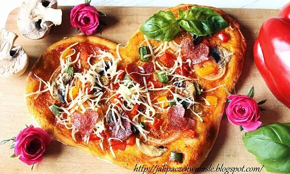 Walentynkowa pizza w kształcie serca