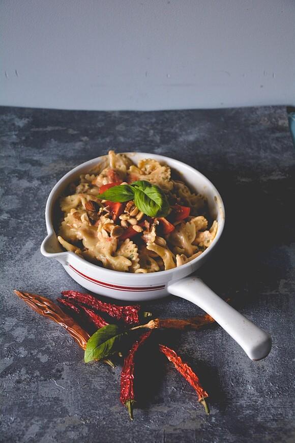 Farfalle z kurczakiem i domowym pesto bazyliowym