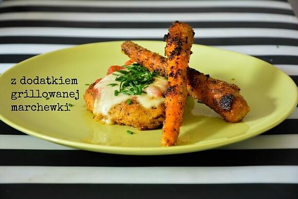 Zapiekany kurczak z salsą pomidorową i mozzarellą