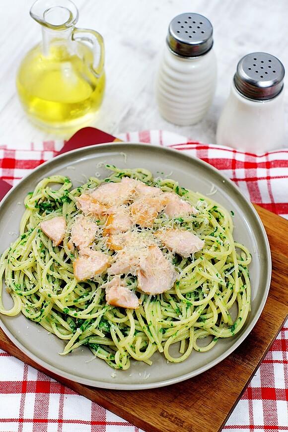 Makaron z pesto szpinakowym i łososiem