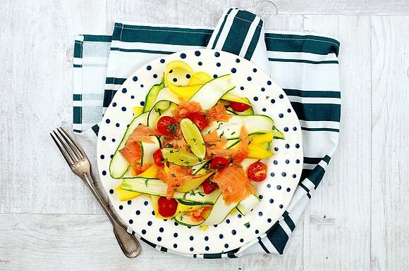 Wstążki cukinii z łososiem i limonkowym dressingiem