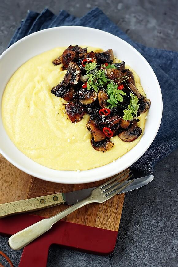 Kremowa polenta z pikantnymi pieczarkami