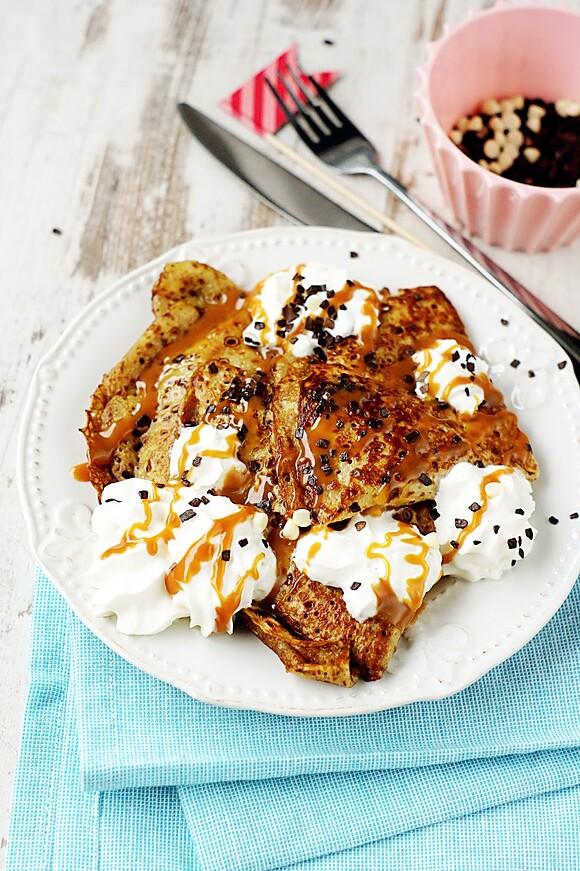 Crepes z smażonymi bananami i sosem karmelowym